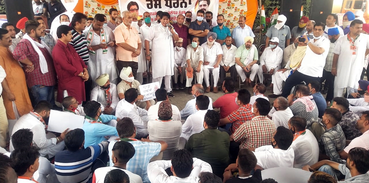 Congress protest against rising prices of petrol, diesel and gas cylinders