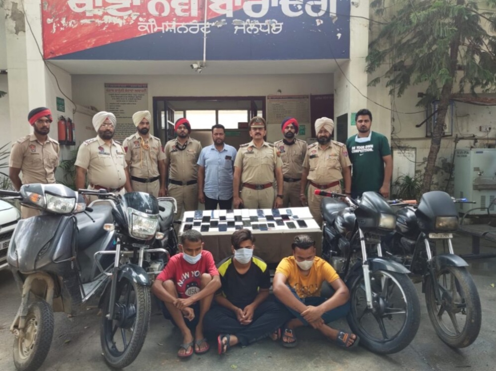 Gangs involved in theft and snatching busted, 3 arrested, 30 stolen mobiles and four motorcycles recovered