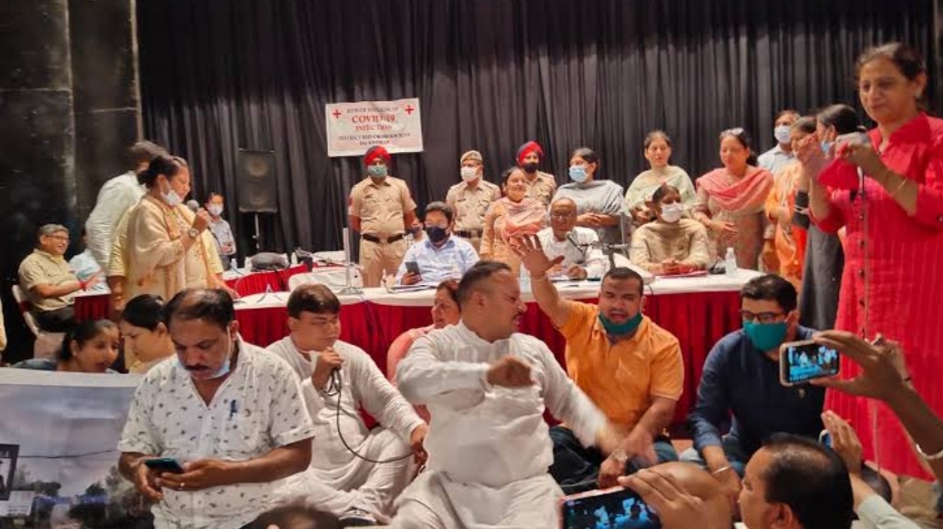There was a lot of uproar in Jalandhar Municipal Corporation House, BJP and Congressmen surrounded each other on issues