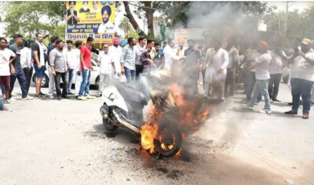 Angry Congressmen lit scooty at the crossroads against the rising prices of petrol and diesel