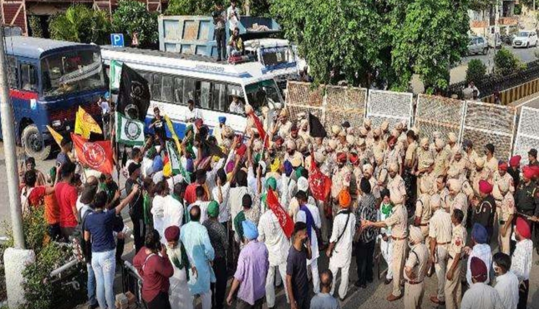 In Jalandhar, the police stopped the farmers who reached the Circuit House to protest the BJP leaders, the atmosphere became tense.