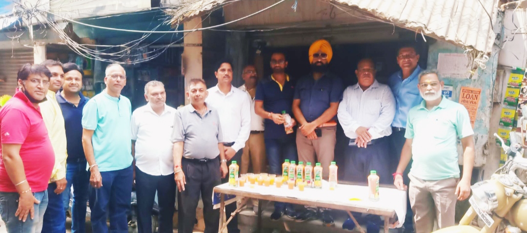 Digital Media Association (DMA) set up juice lagar in Gur Mandi, cashier Varun Gupta did special support