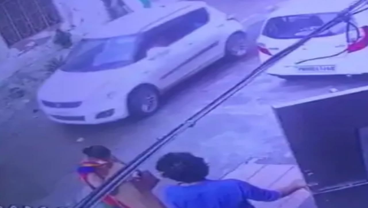 Car rider gang steals gold bracelet on the pretext of asking water from woman in model house of Jalandhar