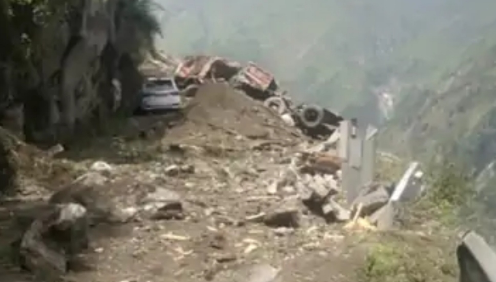 Due to the landslide in Kinnaur, Himachal, bus and other vehicles buried under the debris