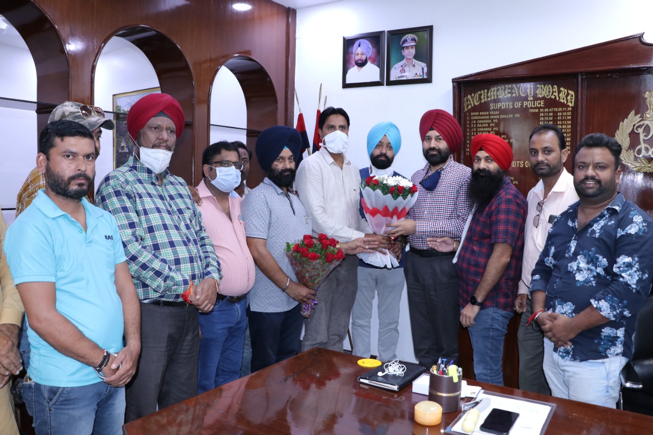 Journalists of Digital Media AssociationÂ® (DMA) welcomed Police Commissioner Dr Sukhchain Singh Gill with a bouquet of flowers.