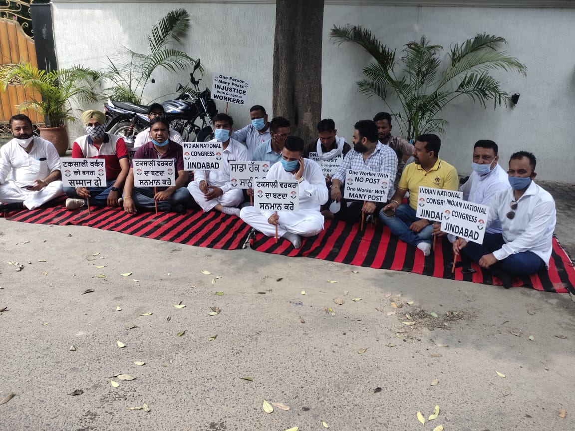In Jalandhar, the Taksali Congressmen staged a sit-in outside the house of their own MP Chaudhary Santokh Singh for their honor.