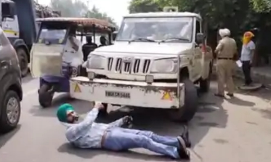Man creates ruckus by lying in front of police tow-away van outside passport office in Jalandhar