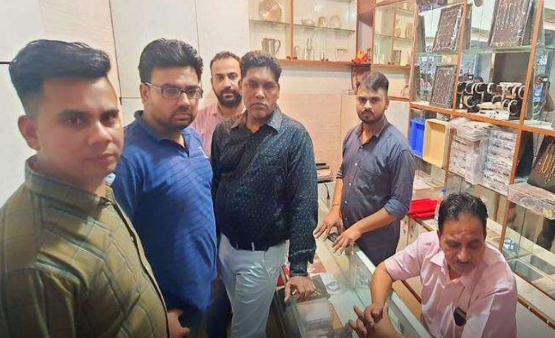 Big robbery in Amritsar, jewelers showed pistols and ran away with jewelery and cash worth 31 lakhs