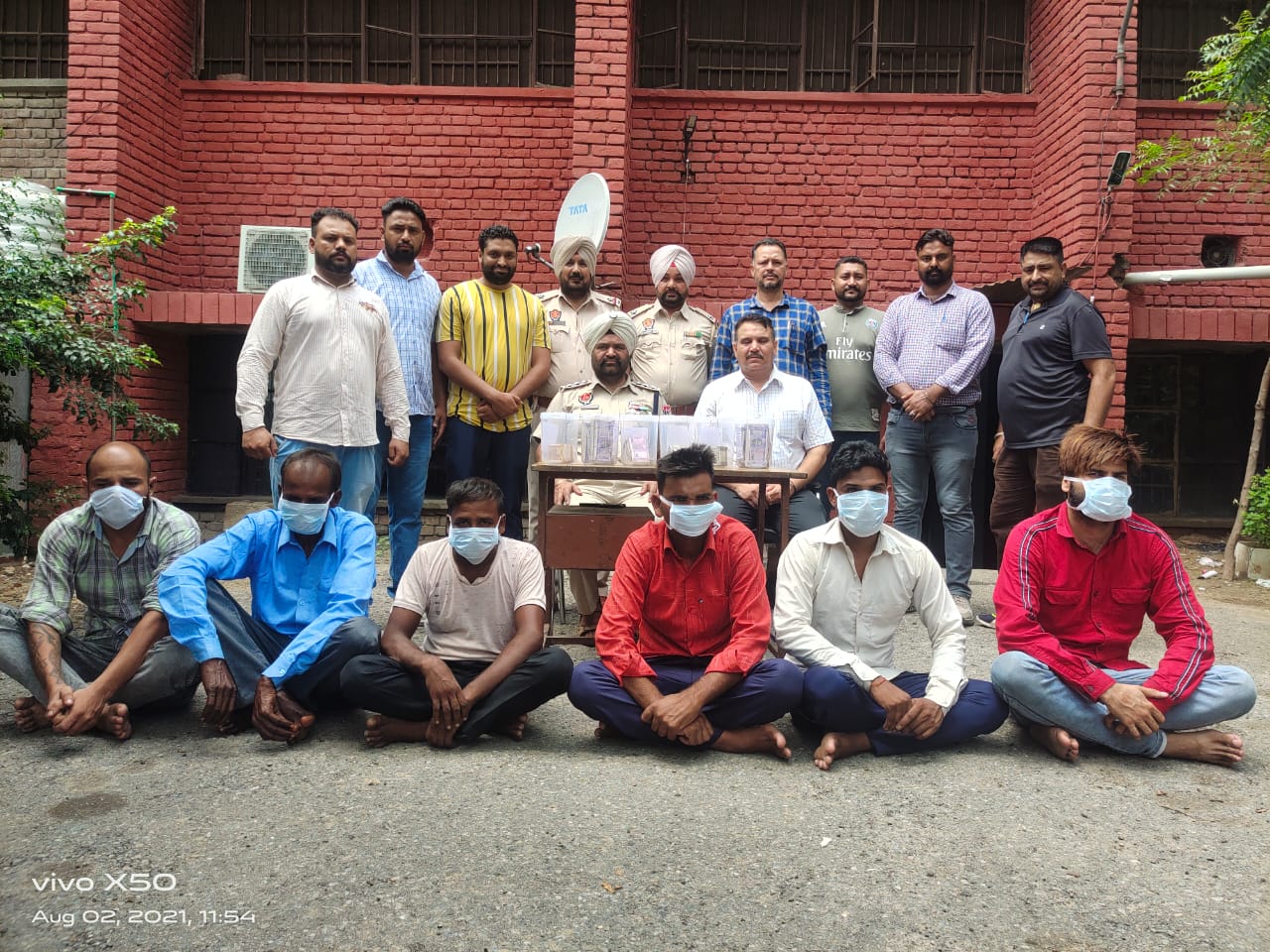dehat police busted a gang who cheated people by pretending to double the money 2 to 3 times
