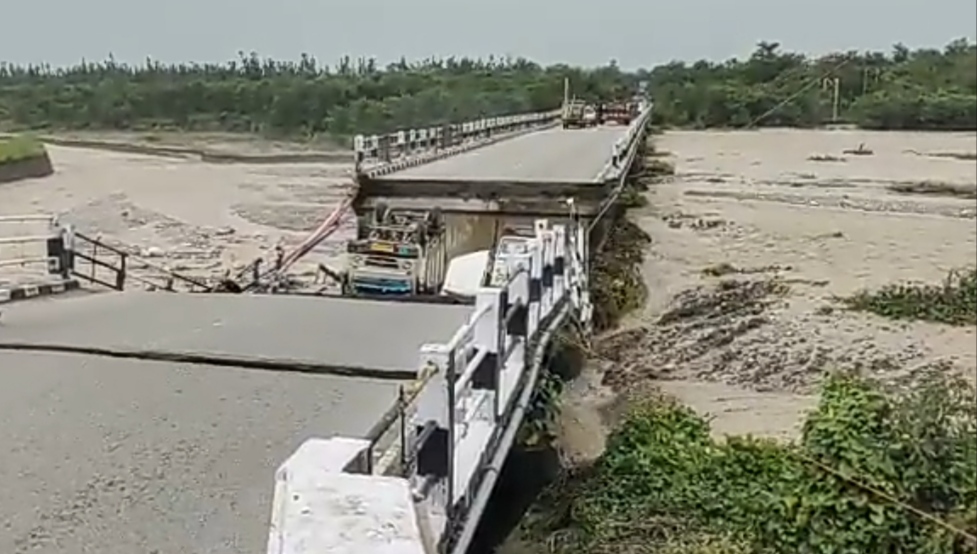 Big news: The bridge over Ranipokhari in Rishikesh broke down, at that time many vehicles were passing over the bridge.
