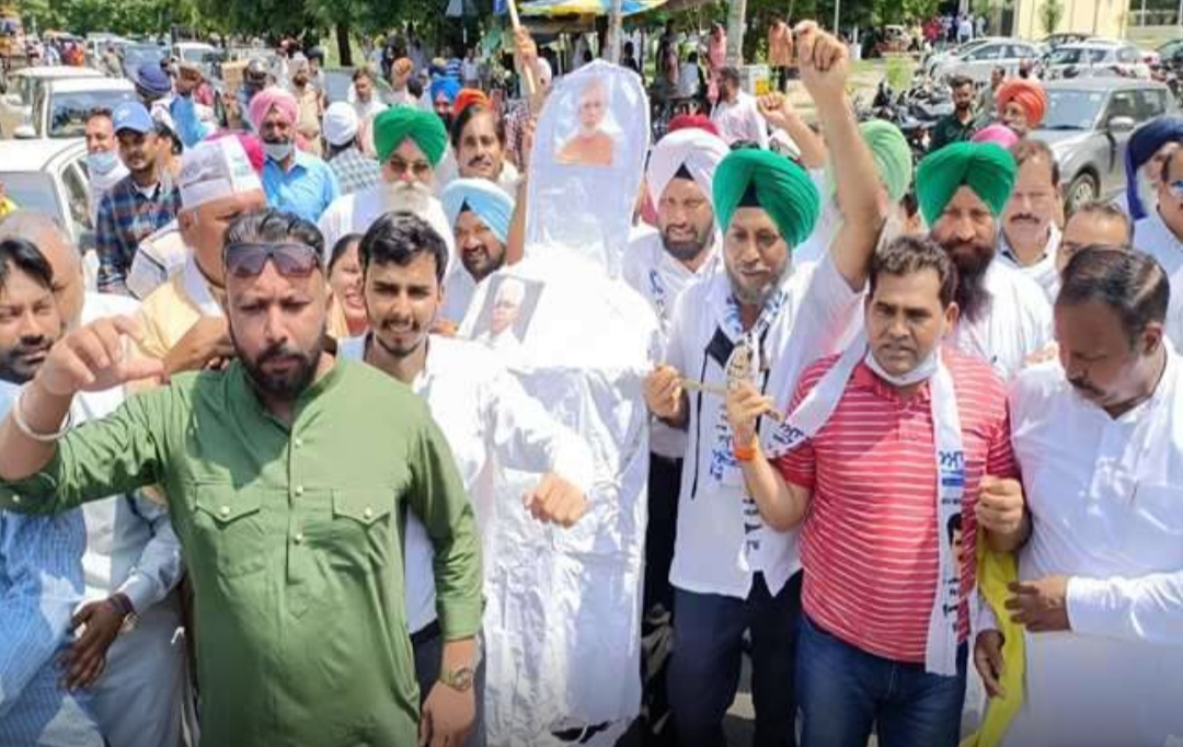 AAP party burns effigy outside Jalandhar DC office against lathi charge on farmers in Haryana