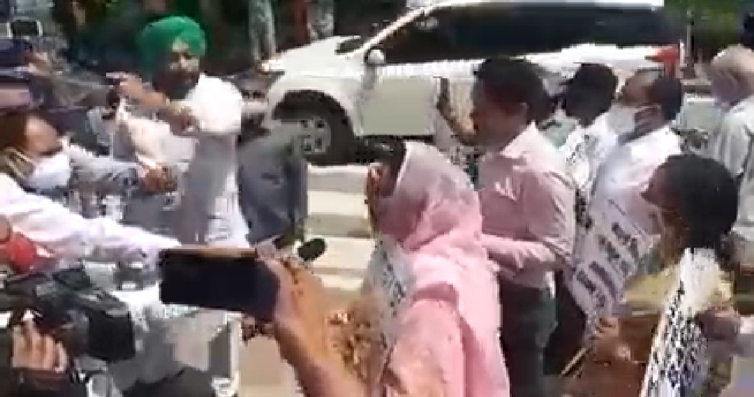 Congress MP Ravneet Singh Bittu clashed with Harsimrat Kaur Badal, who reached the Parliament premises to protest against agricultural laws.