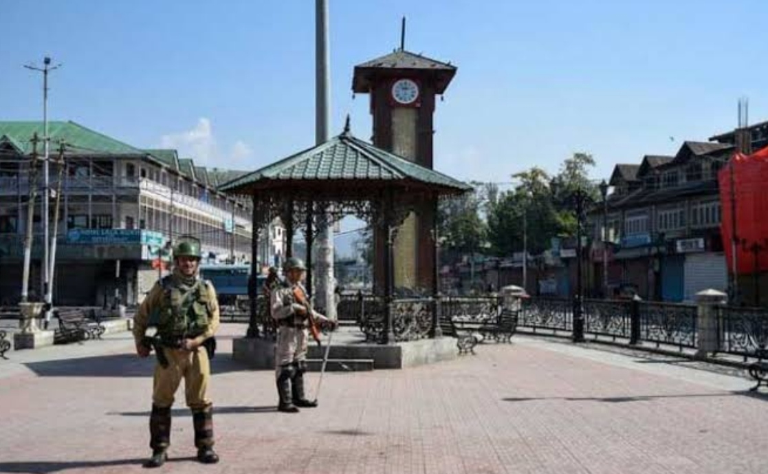 Grenade attack by terrorists in Lal Chowk area in Srinagar, 5 injured