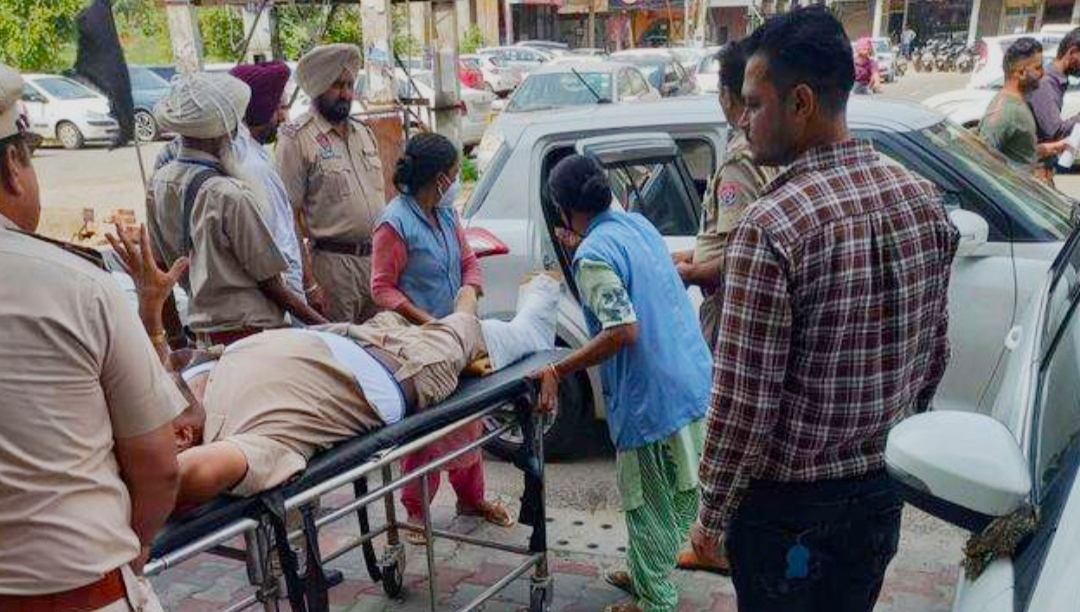 On stopping the car, the driver hit the ASI of Punjab Police and escaped, the policeman got seriously injured
