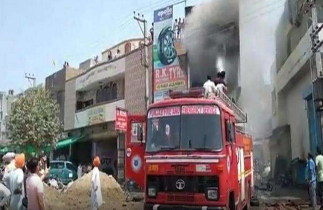 Fierce fire broke out at tire shop, fire brigade vehicles are engaged in controlling the fire