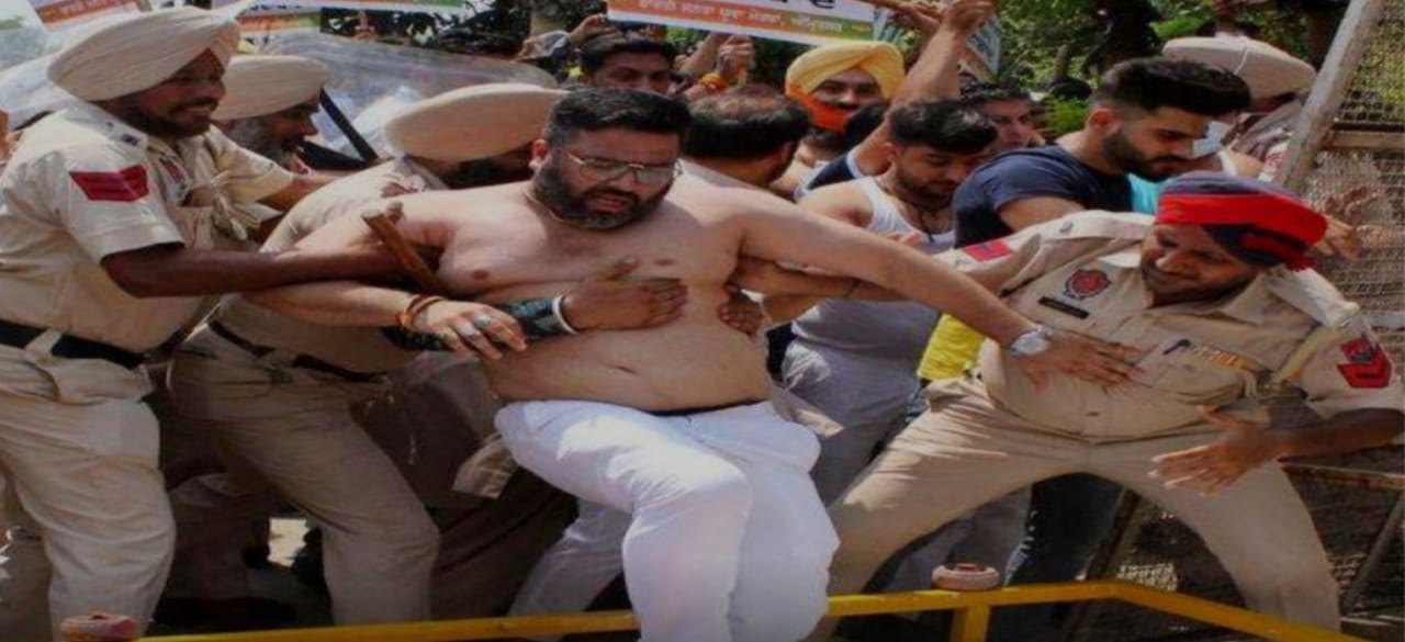 Fierce clashes broke out between BJYM leaders and police, who came to surround Navjot Sidhu's kothi, uproar over Mali's statement