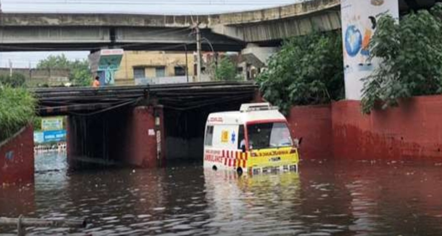 Ambulance stuck on Domoria bridge due to rain in Jalandhar