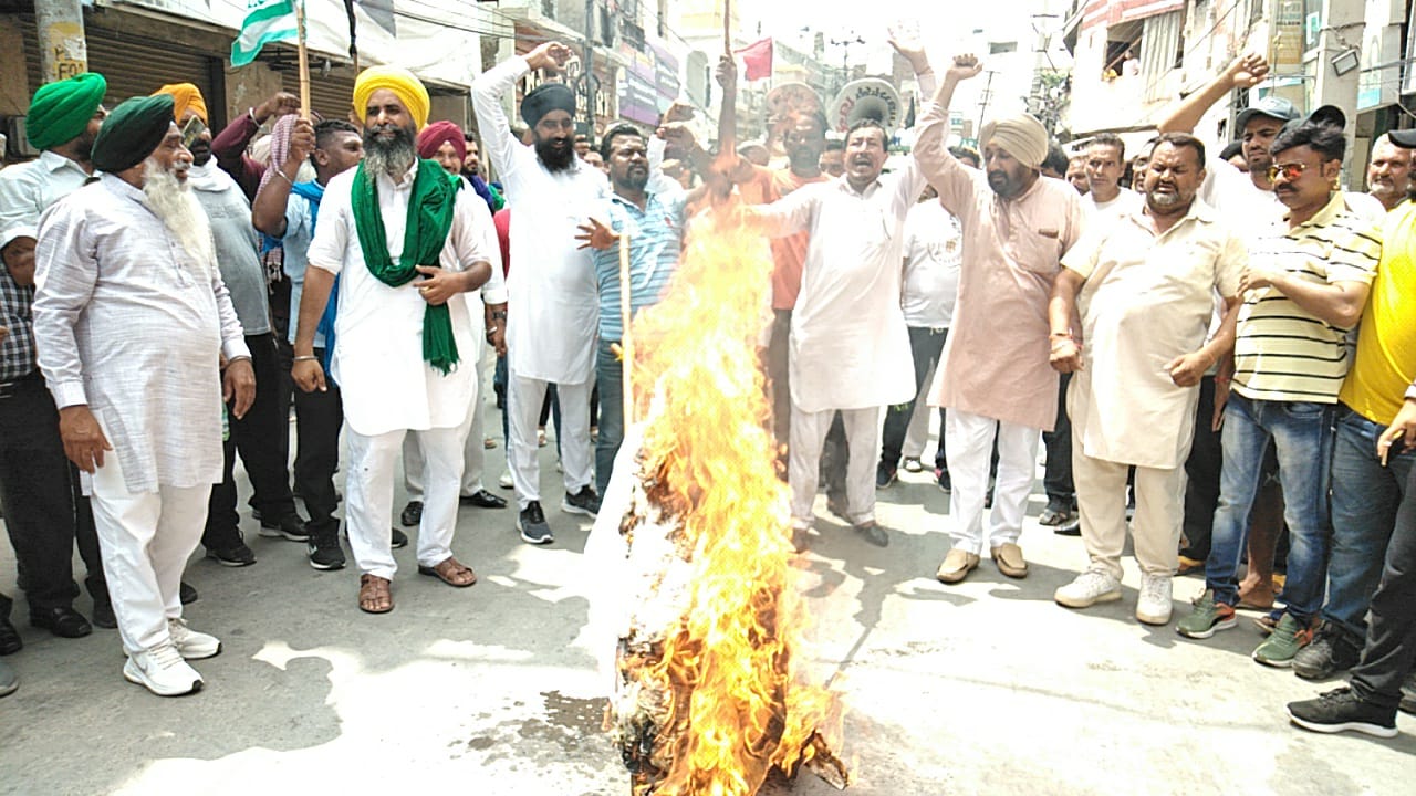 In Jalandhar, farmers protested by gheraoing BJP office, police barricaded them and prevented them from going ahead