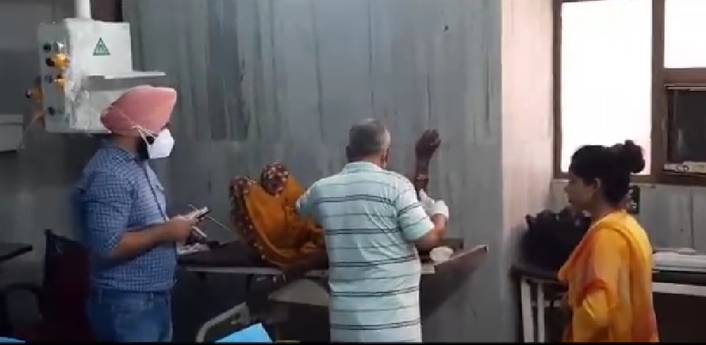 After a minor dispute in a factory in Jalandhar, a man threw acid on a woman working here.