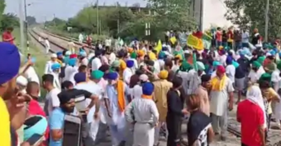 Angry farmers blocked the railway track after the highway in Jalandhar, people's problems increased