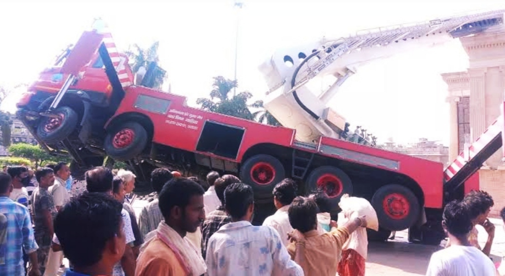 3 people died in an accident while putting the tricolor in the municipal corporation, an angry person slapped the municipal commissioner
