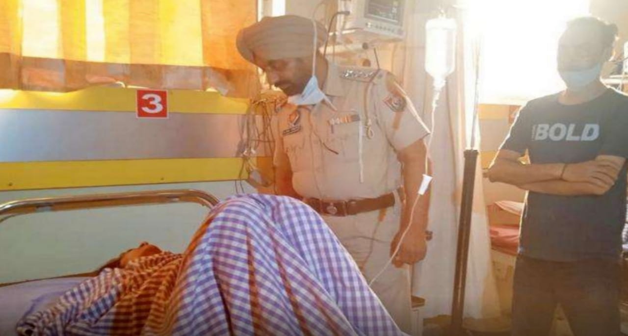 The robber tried to rob a woman standing outside the house in Deol Nagar of Jalandhar by attacking her with a knife.