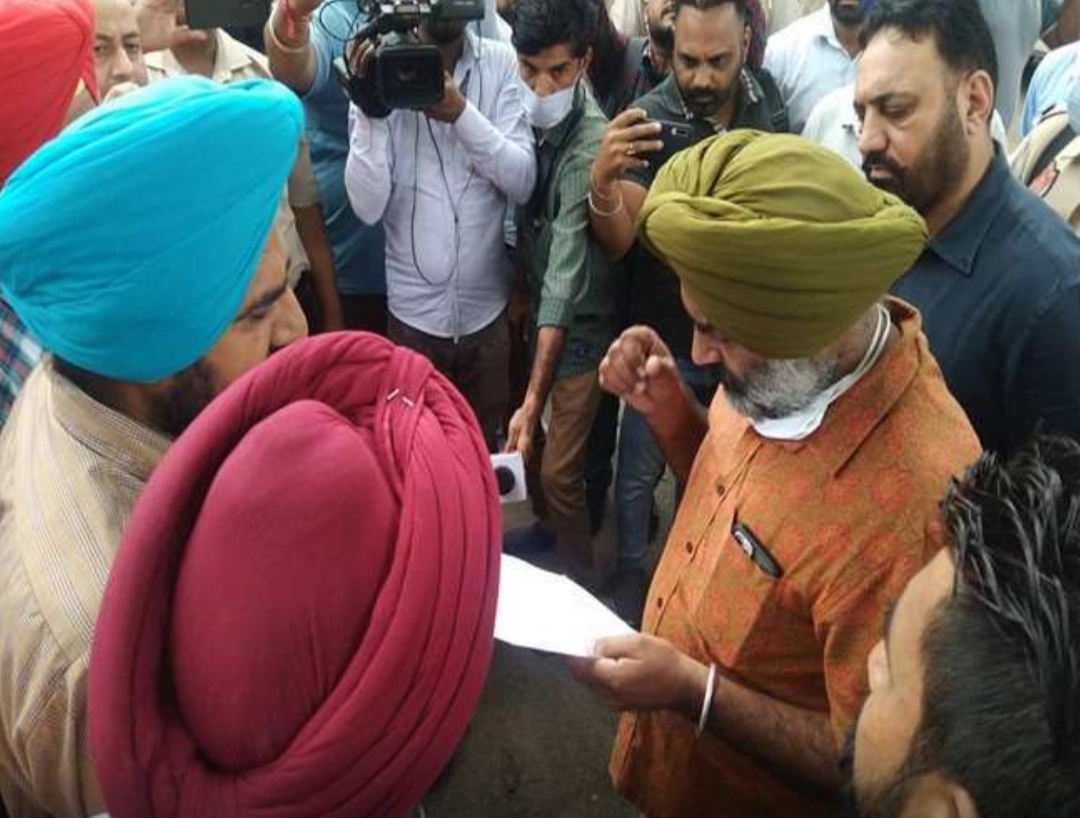 Contract employees of Punjab Roadways, PUNBUS, PRTC surrounded MLA Pargat Singh's house in Jalandhar