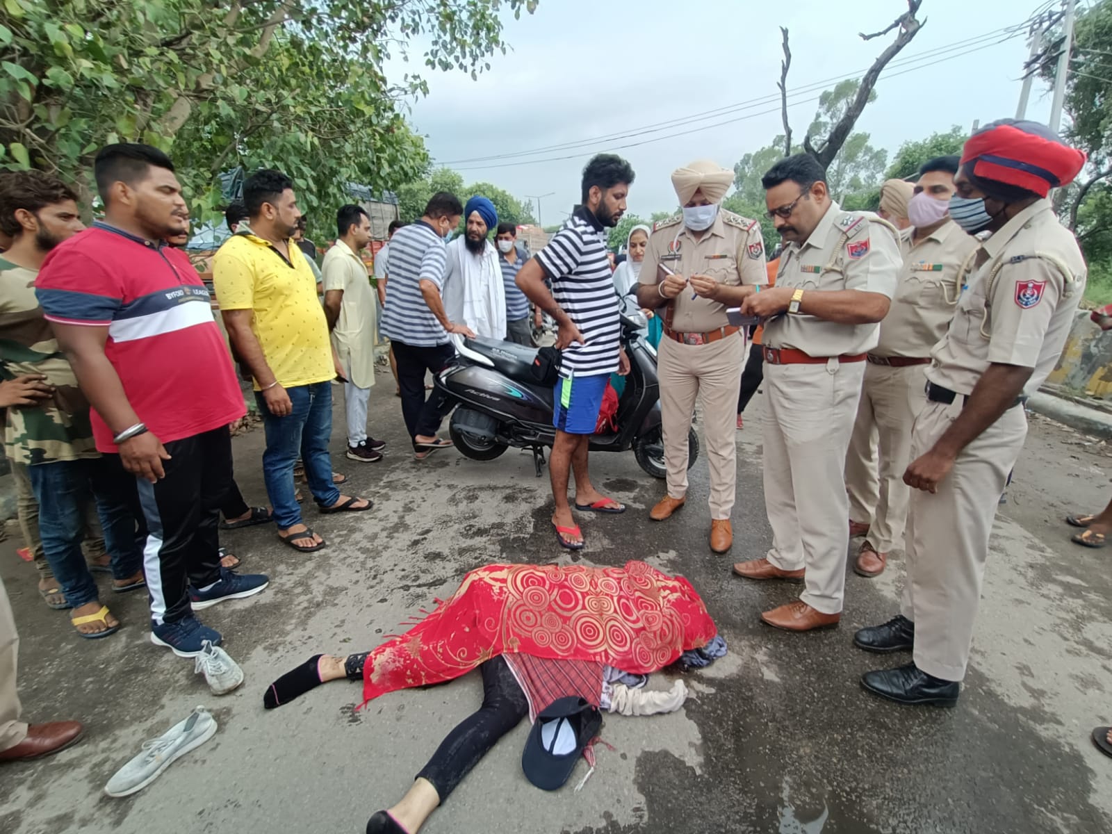 Painful death of a girl riding Activa after being hit by a canter near Maqsood Mandi in Jalandhar