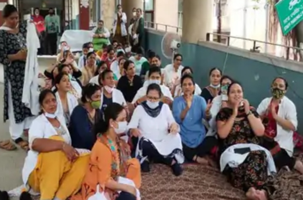 Government nurses protest in Jalandhar's civil hospital