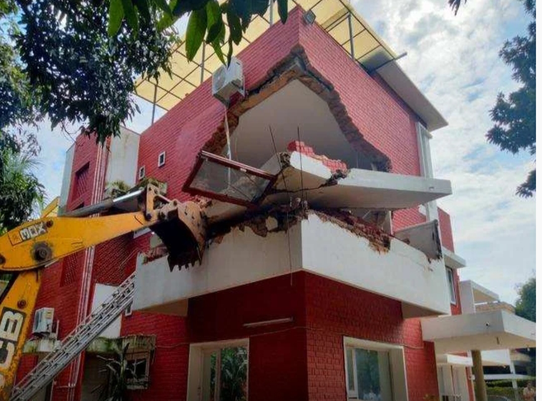 Workers buried in Chandigarh after the roof of the kothi collapsed, admitted to PGI after rescue