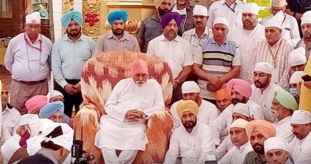 Punjab Chief Minister Charanjit Singh Channi bowed at Dera Sachkhand Ballan, took blessings from Sant Niranjan Das ji