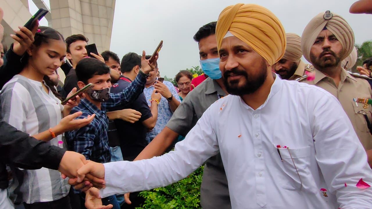 Punjab CM Charanjit Channi's different style, met students without VIP security at DAV University in Jalandhar