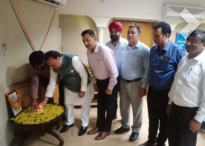 Congress MP from Jalandhar Santokh Chaudhary embroiled in controversy, ignited the flame without taking off his shoes, Hindu organizations raised questions