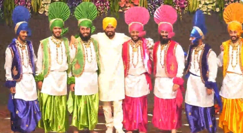 Punjab CM Charanjit Channi reached Punjab Technical University, performed Bhangra with the youth on the stage