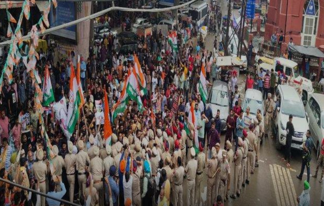 Youth Congressmen gherao BJP office in support of farmers, both sides face to face, atmosphere tense