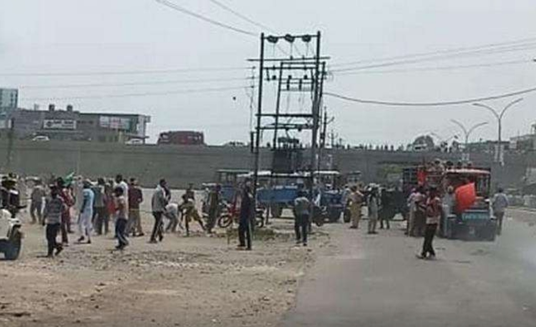 Farmers pelting stones at Akali Dal supremo Sukhbir Badal's rally, five including DSP injured
