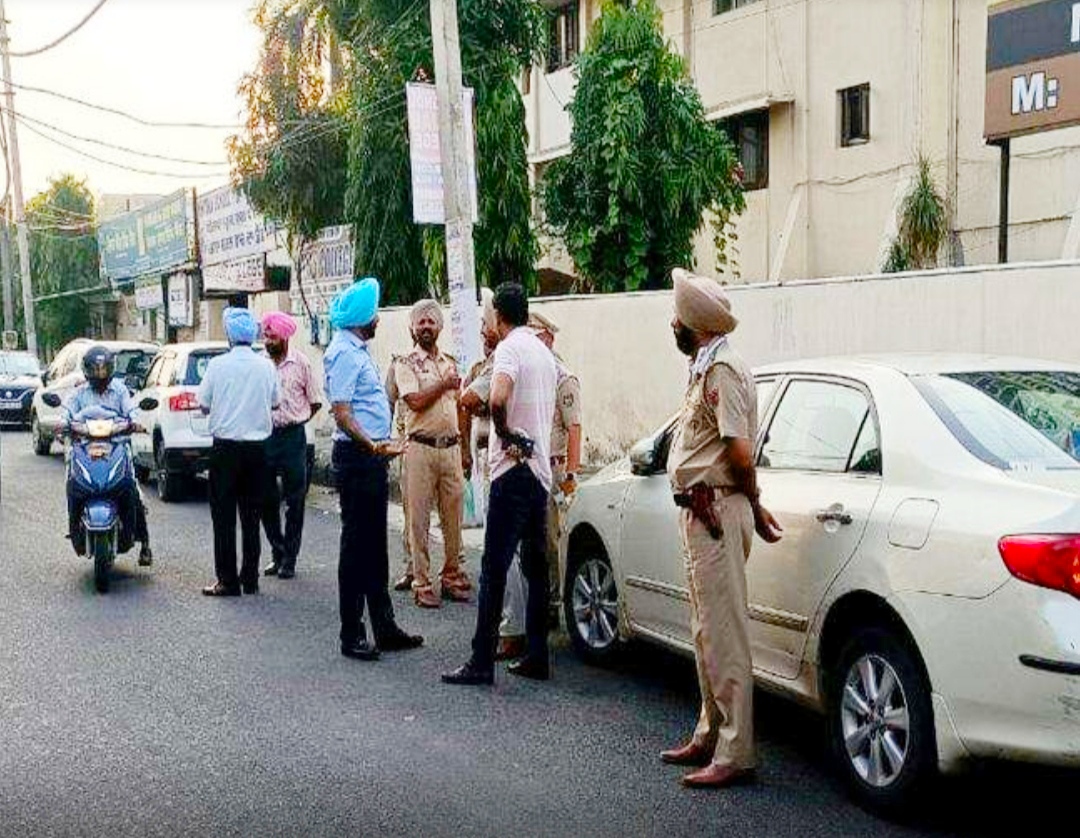Big news: 15 lakh rupees looted from the owner of Sikka Hospital in Jalandhar, the robbers ran away after snatching the bag