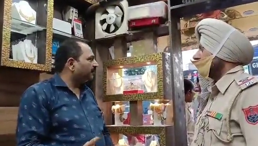 Big news: Big robbery at Bharadwaj Jewelers jewelers in Jalandhar's Garha, robbers absconded
