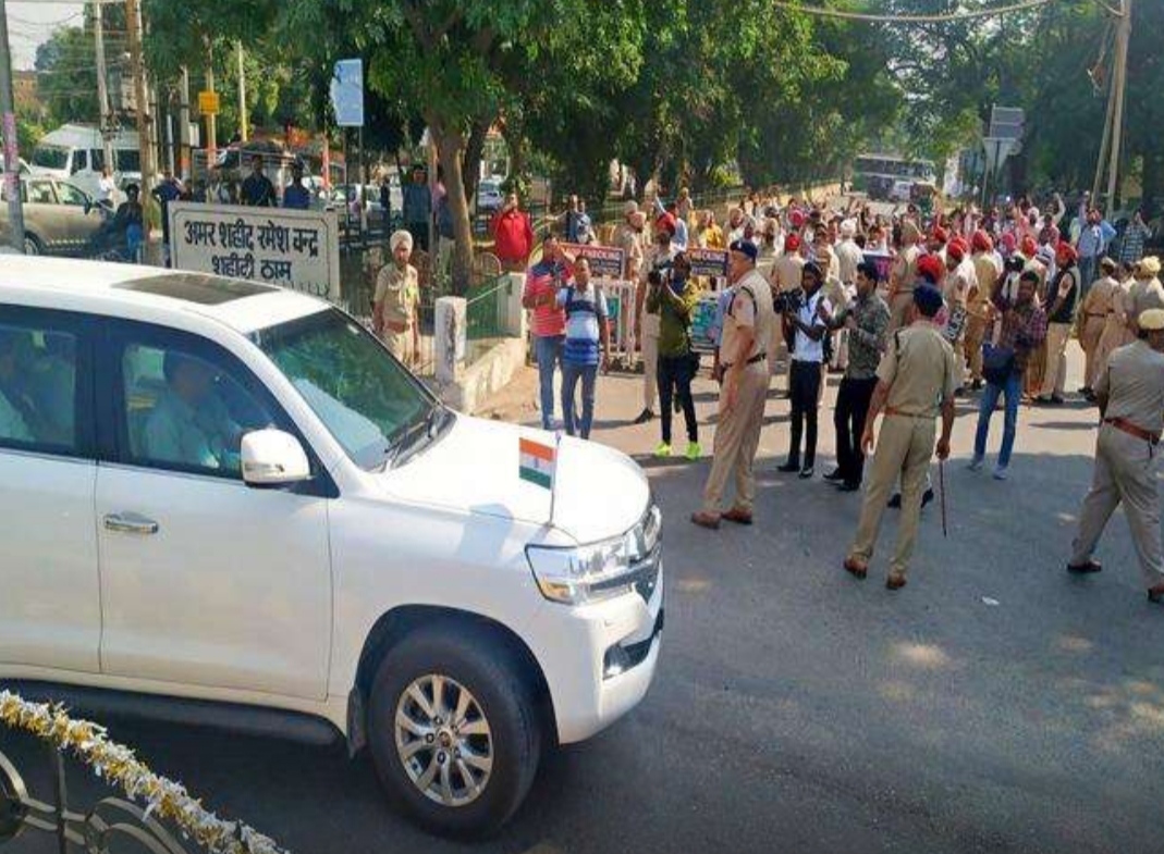 Unemployed teachers raised slogans in Namdev Chowk against CM Charanjit Channi who reached Jalandhar