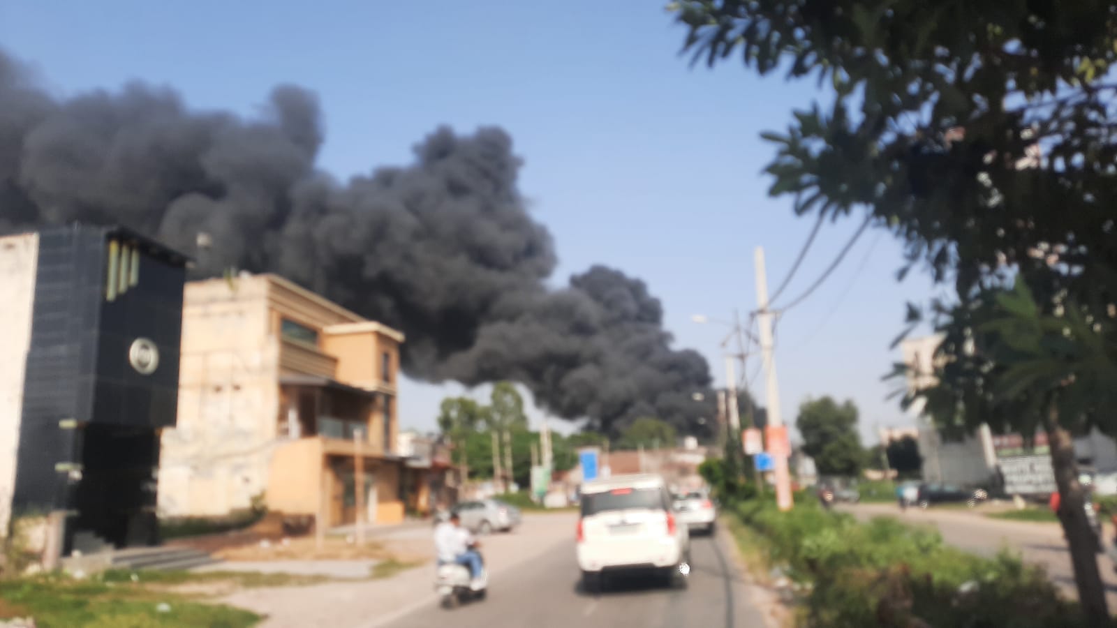 Breaking News: A fierce fire broke out near PPR Mall of Jalandhar, repeated explosions due to fire, smoke visible from many kilometers away