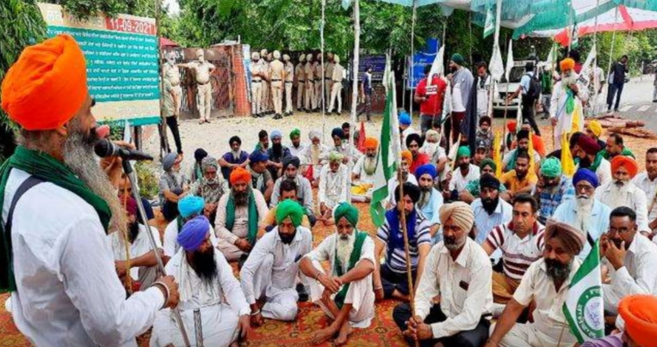 Farmers in Jalandhar sat on dharna by putting up tents outside DC office in protest against Lakhimpur Kheri violence