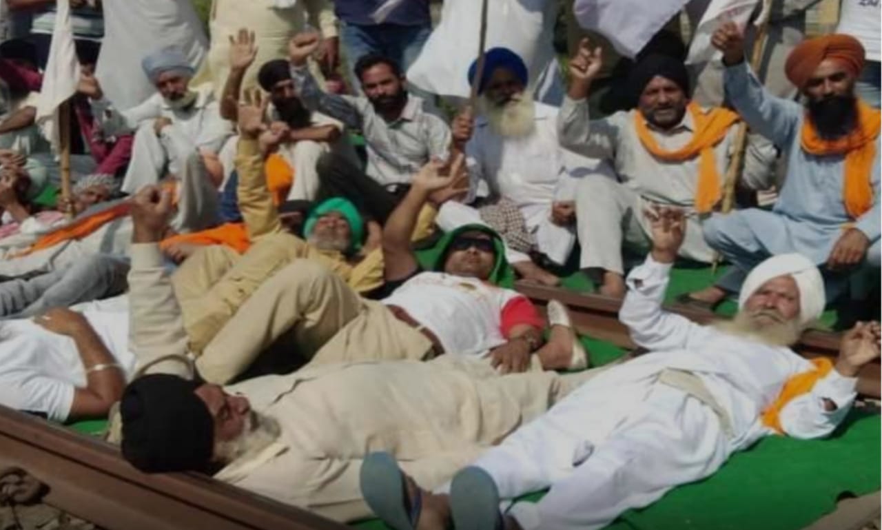 Demonstration on rail tracks on the call of farmers' organizations to stop rail, movement of 60 trains disrupted, passengers helpless
