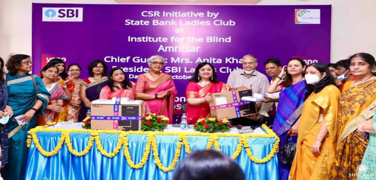 Anita Khara, President, Ladies Club of State Bank of India presented necessities to the children in the blind school