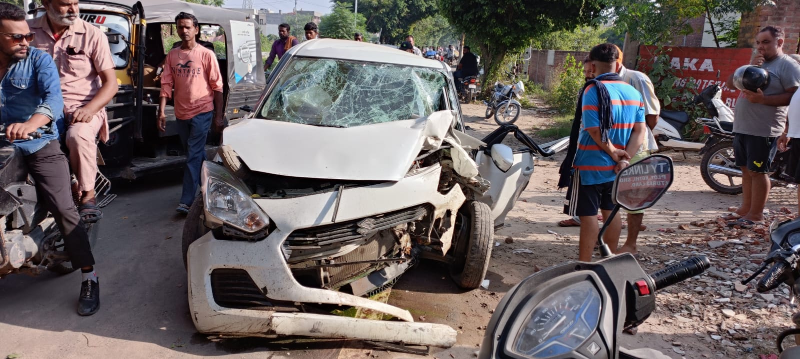 Horrible accident in Jalandhar, Swift car collided with tree, two people died and two were seriously injured