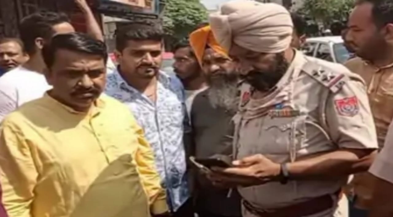 Bike rider robbers absconded by snatching mobile from BJP leader in broad daylight in Jalandhar