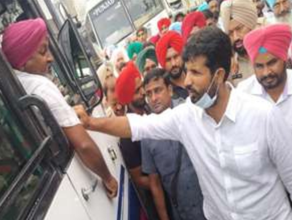Punjab Transport Minister Raja Vading's surprise inspection at Amritsar bus stand, 23 buses including 3 orbit buses of Badal family seized