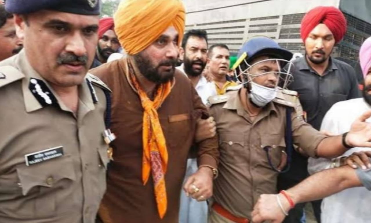 Lakhimpur Kheri Violence: Navjot Sidhu, who reached the UP border, was detained by the police, forcibly put the supporters in buses
