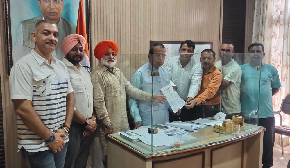 Under the leadership of Amarjit Singh Amri, a temporary sweeper of Cantt Board, met Union Minister Som Prakash regarding his demands.