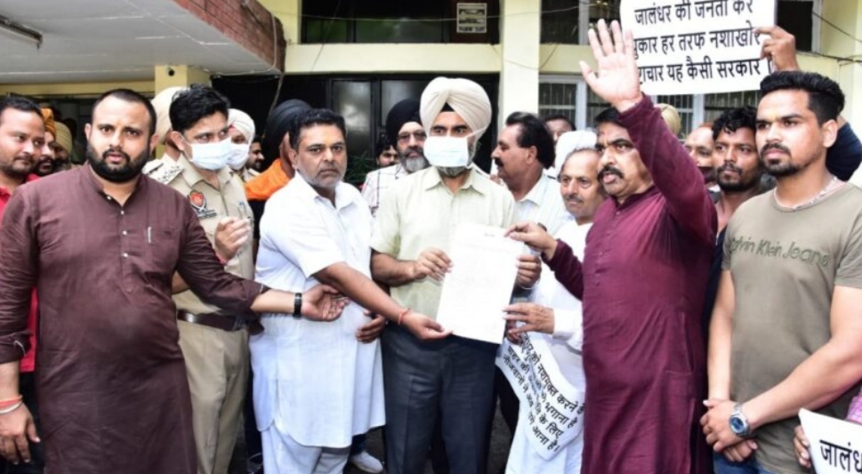 People start uniting against the increasing cases of robbery, hooliganism and drug abuse in the city.