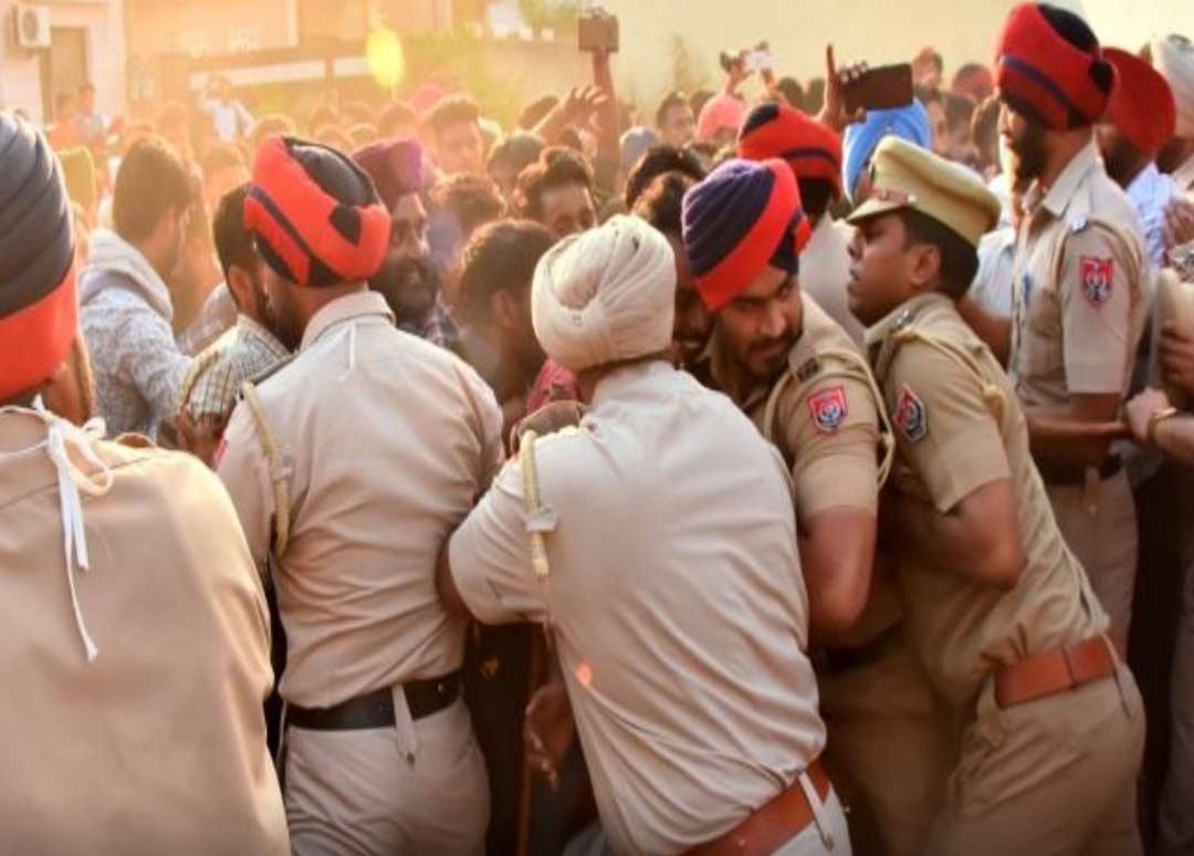 Unemployed teachers demonstrated outside Education Minister Pargat Singh's kothi, teachers climbed on water tank